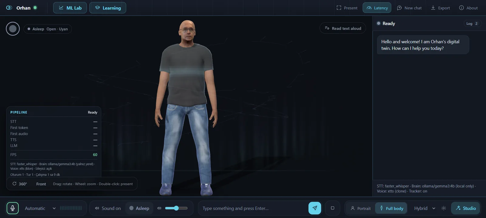 Ganzkörper-3D-Avatar des digitalen Zwillings, rechts ein Chat-Panel und unten Bedienelemente für Stimme und Ansicht.